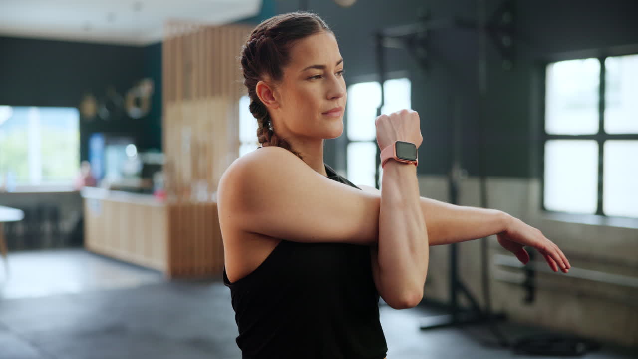 mujer estirándose en el gimnasio