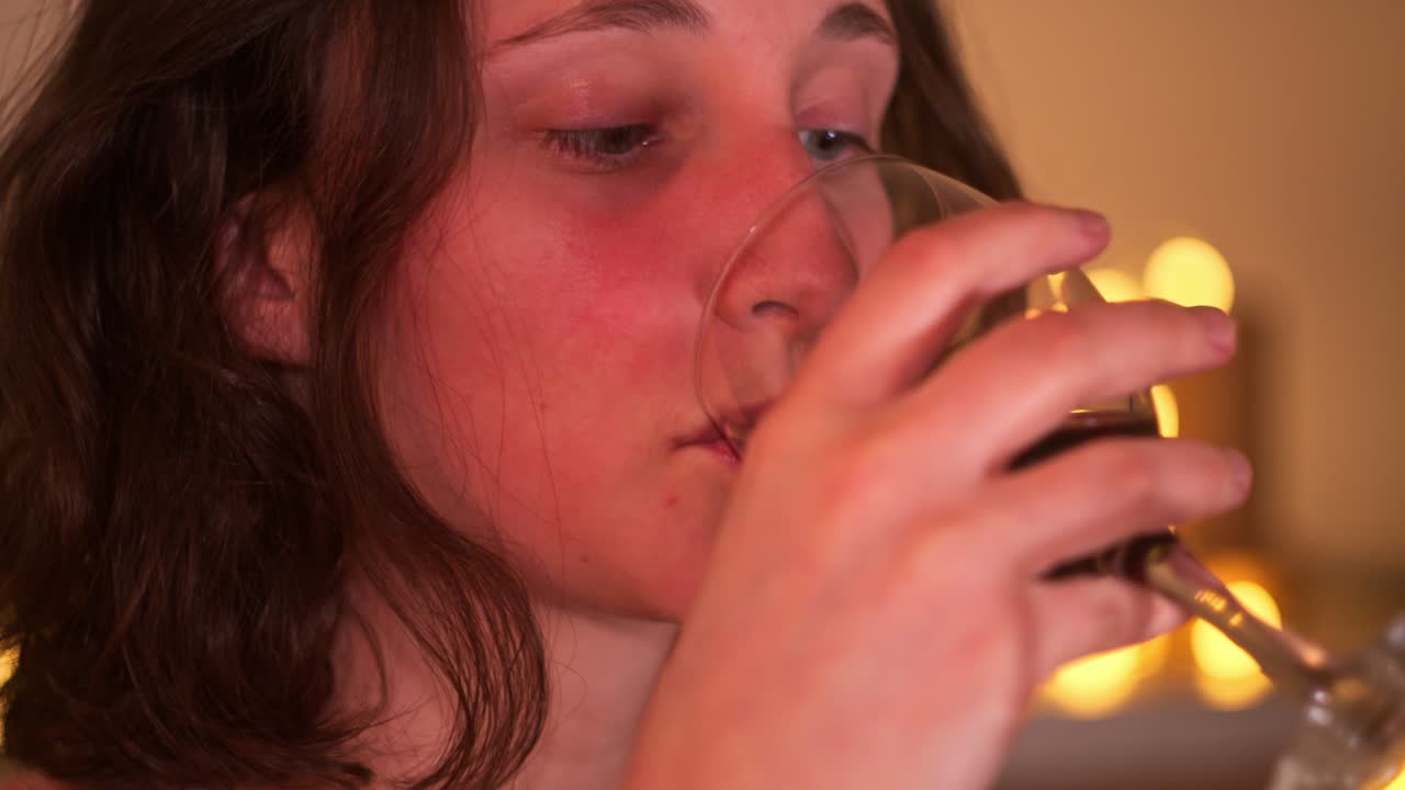 una mujer bebiendo vino rojo.