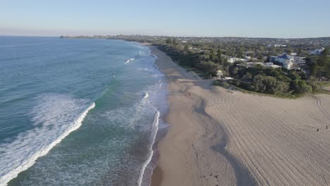 Antena-Sobre-La-Playa-De-Arena-De-Wurtulla-Cerca-De-Currimundi-Creek-En-Queensland,-Australia