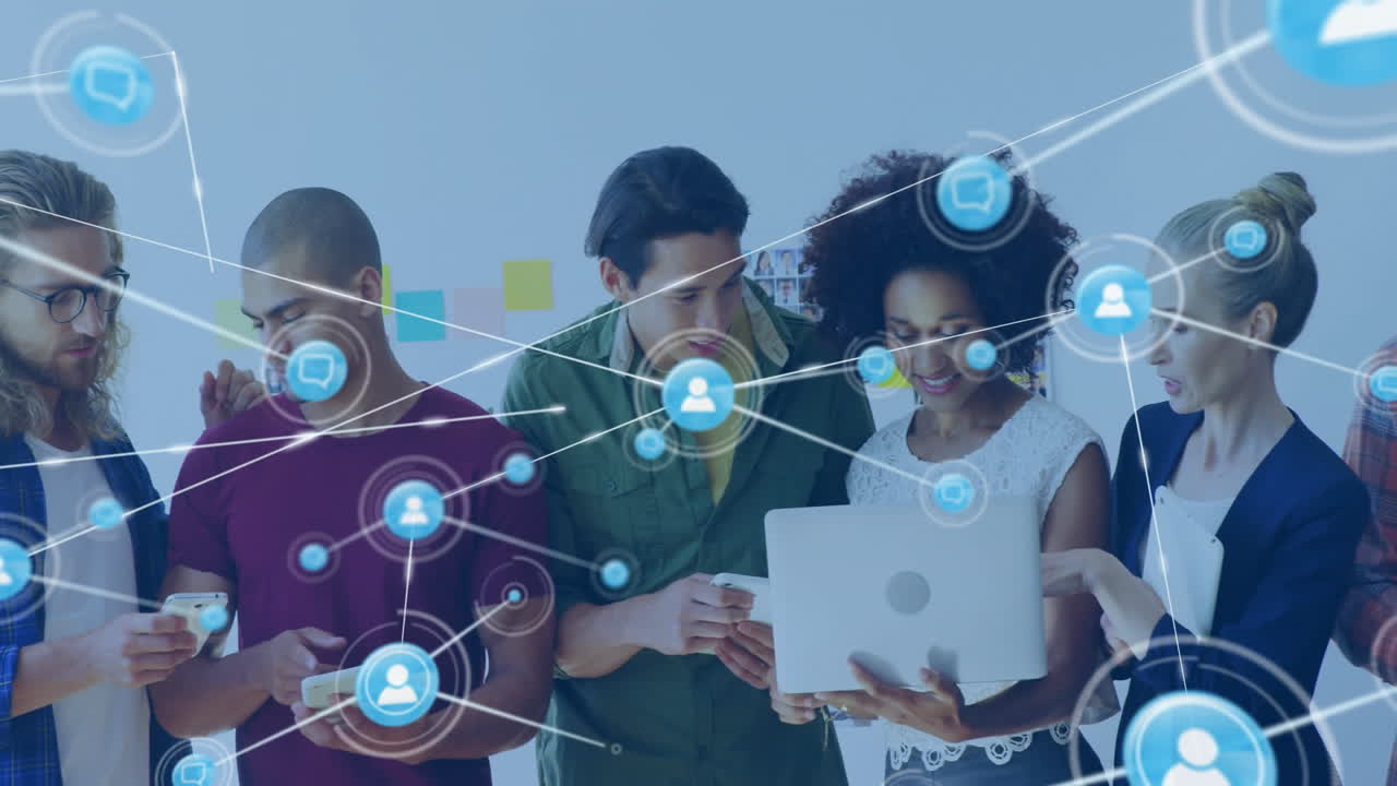 animación de la red de conexiones con las personas iconos sobre diversas personas de negocios en la oficina