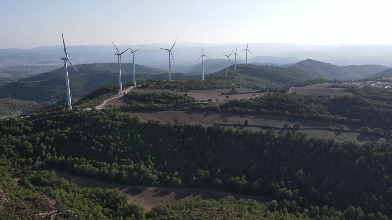 fotografía de un parque eólico para la producción de energía eólica en cataluña, españa