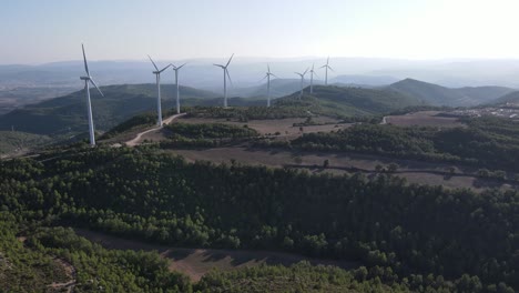 Drohnenaufnahme-Eines-Windparks-Zur-Windenergieerzeugung-In-Katalonien,-Spanien