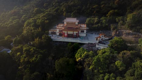 Rückwärtsdrohnenaufnahme-Eines-Goldenen-Tempels-In-Hongkong