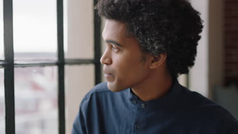 retrato joven hombre de negocios bebiendo café en casa empresario disfrutando de una mañana tranquila y relajada mirando por la ventana pensando contemplativo peinado afro de moda