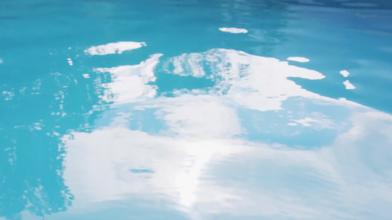 뒷마당에 있는 현대적인 수영장 4k