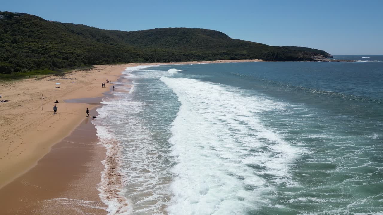 volar sobre las olas aplastantes en el parque nacional bouddi, putty beach australia