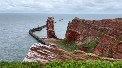 Weitwinkelaufnahme-Mit-Der-Berühmten-Lange-Anna-Oder-Tall-Anna-Auf-Der-Insel-Helgoland-In-Deutschland