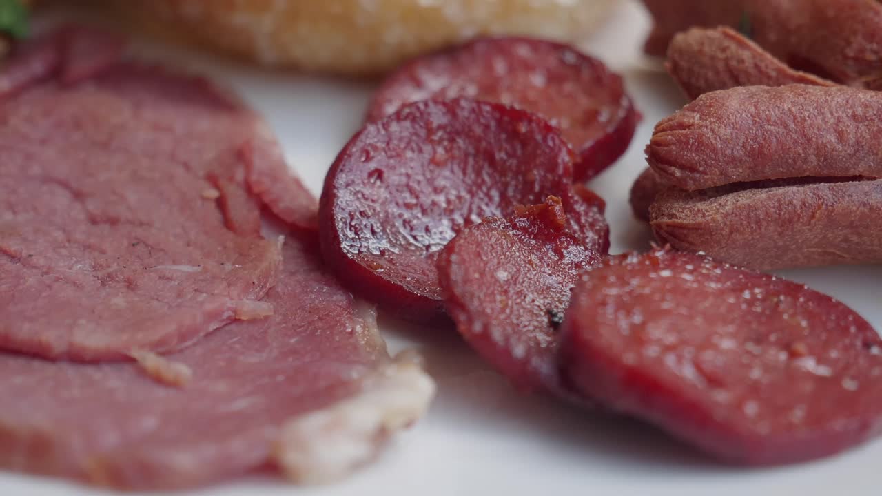 Carne in scatola e salsiccia