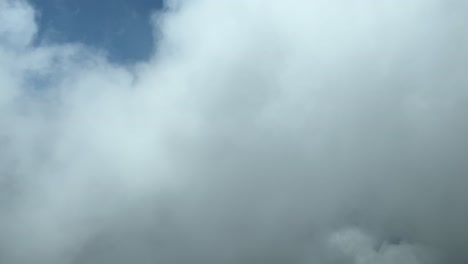 Perspectiva-única-Del-Piloto-Durante-Un-Giro-A-La-Derecha-Sobre-La-Isla-De-Mallorca,-Volando-A-Través-De-Algunas-Nubes-Esponjosas