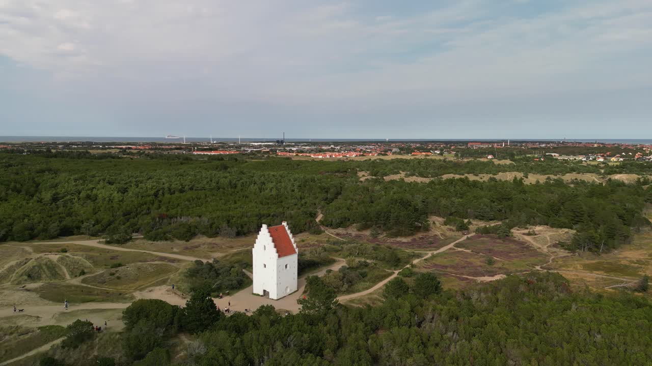 órbita aérea de la iglesia den tilsandede, skagen, dinamarca