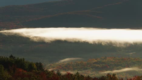 La-Niebla-De-La-Mañana-Se-Ilumina-De-Color-Amarillo-Mientras-Recorre-Los-Bosques-De-Follaje-De-Otoño.