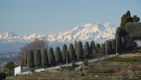 la montaña monte rosa vista desde montevecchia, un día soleado