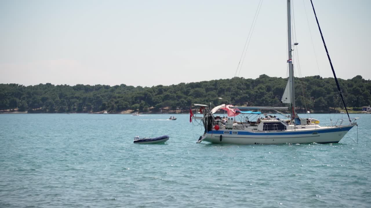 pequeño yate amarrado frente a la costa de medulin en el mar adriático