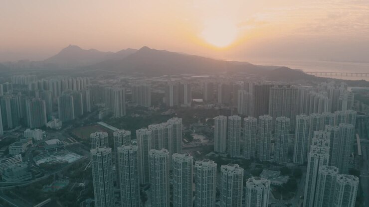 Área urbana com muitas moradias populares ao pôr do sol, filmada com um drone para um visual cinematográfico