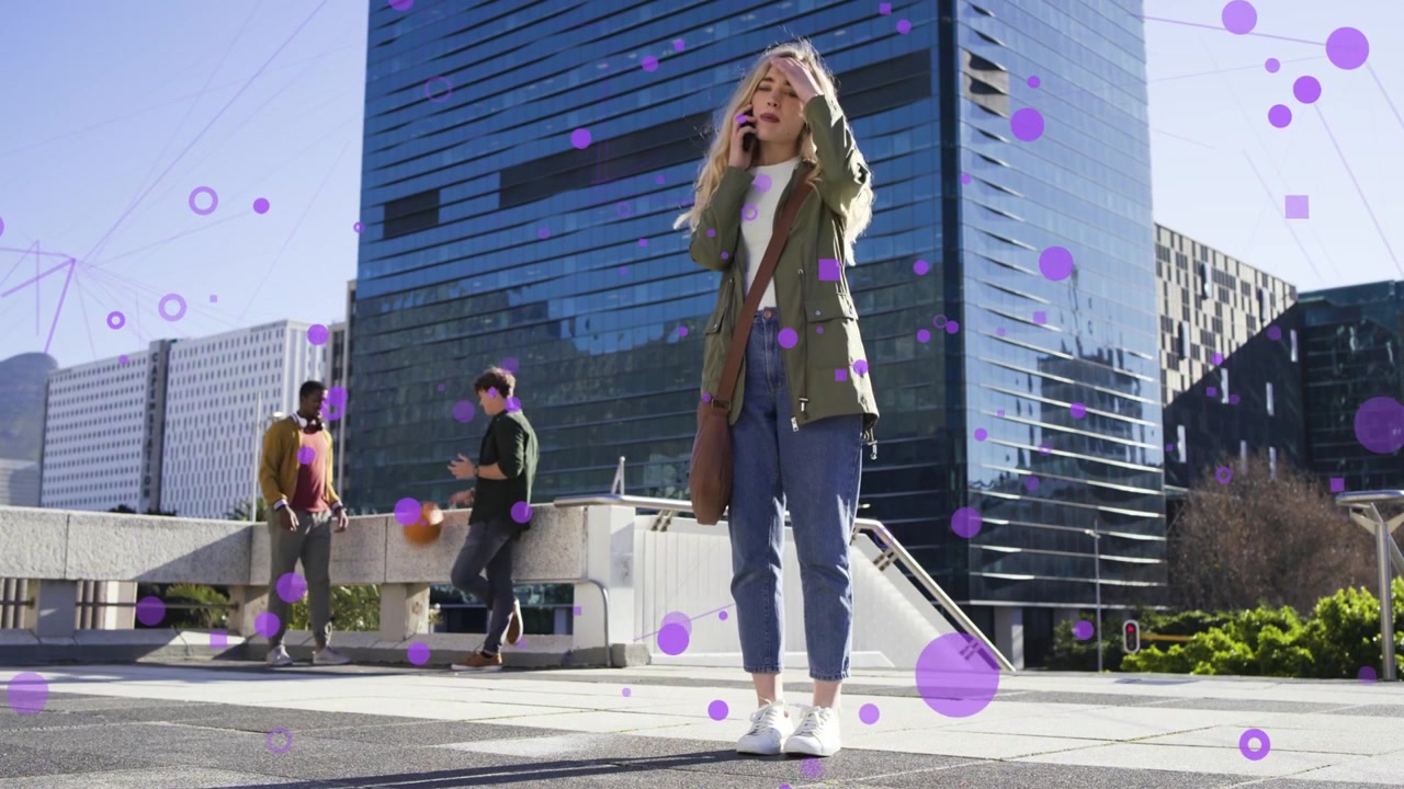 Mujer hablando por teléfono haciendo señas en una plaza, una maleta cruzando por delante, una superposición tecnológica morada animando el teléfono.