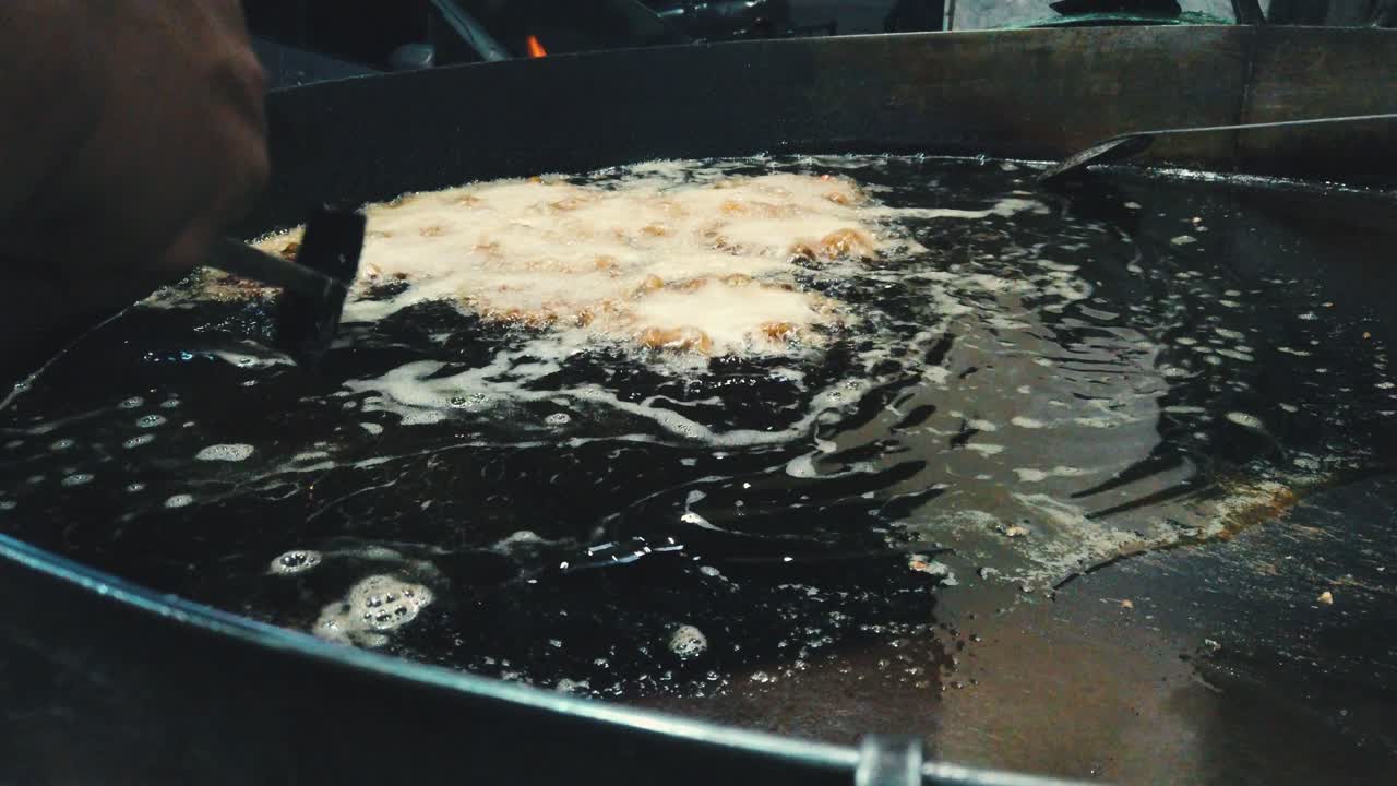 페샤와르의 유명한 별미인 채팔 케밥은 그의 작은 식당에서 그것을 준비하는 작은 상인입니다.