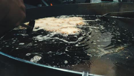 el famoso manjar de peshawar el chapal kebabs un pequeño vendedor preparándolo en su pequeño restaurante