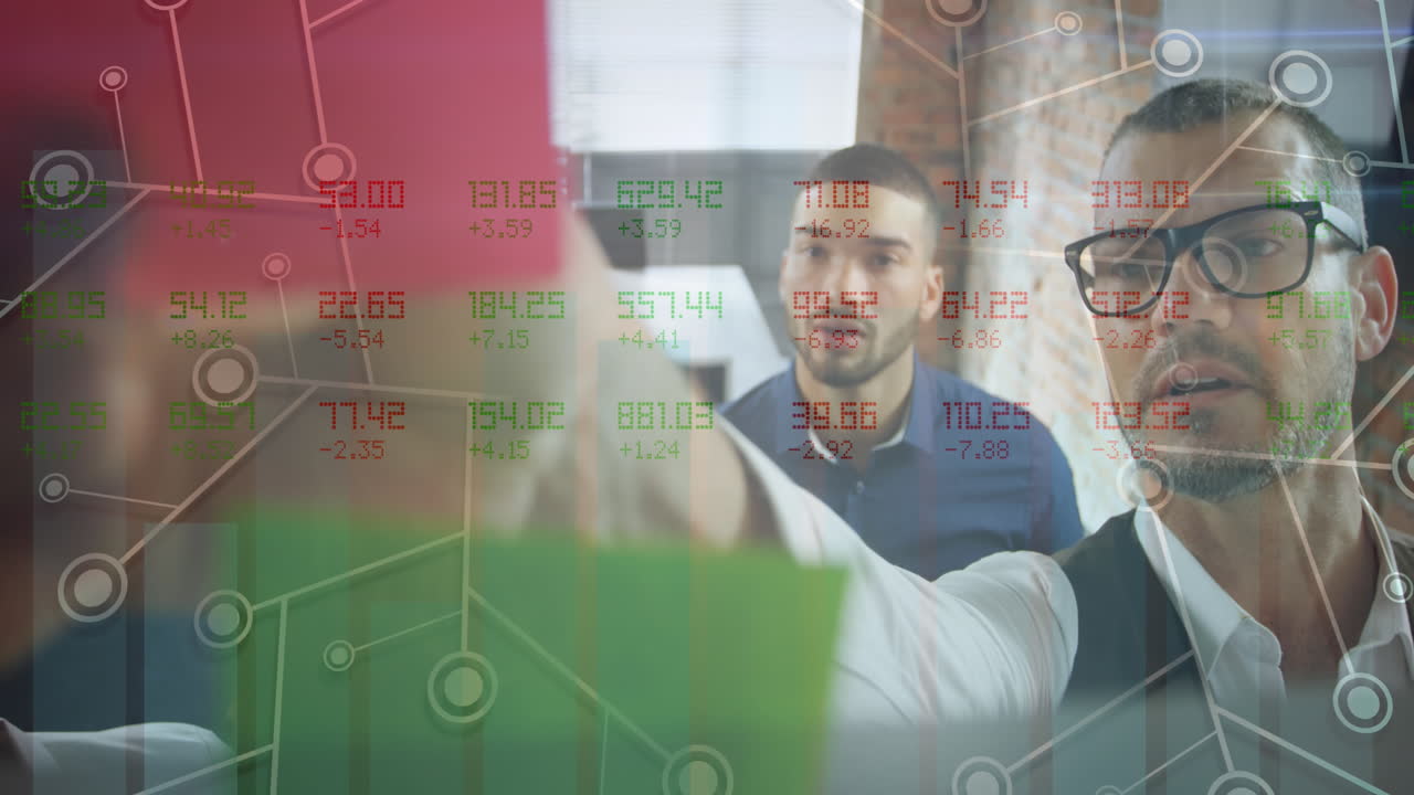 animación del procesamiento de datos financieros sobre diversas personas de negocios que trabajan en la oficina