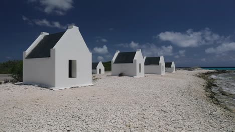 Die-Monumente-Und-Sklavenhütten-Von-Bonaire