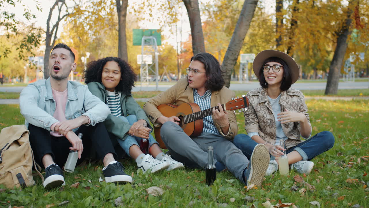 amigos disfrutando de la música en el parque