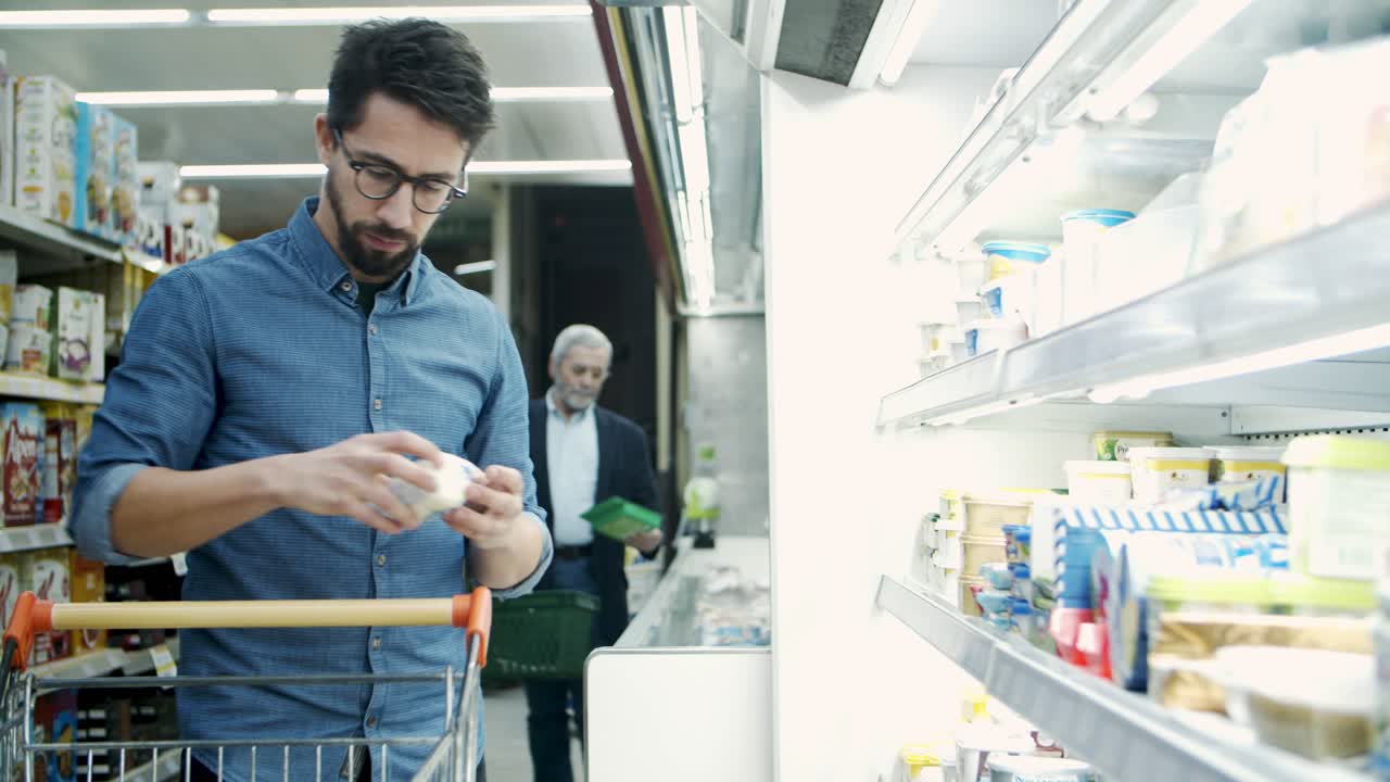 Hombre eligiendo productos lácteos en la tienda