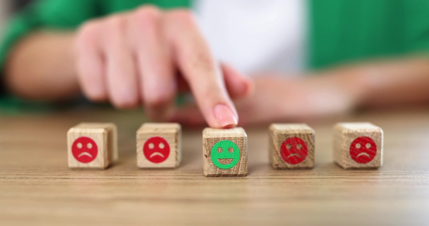 Varios emojis en cubos de madera sobre la mesa en primer plano