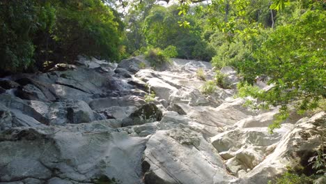 Naturaleza-Rio-Cascada-Bosque-Montaña-Arroyo-Paisaje-Santa-Marta-Colombia