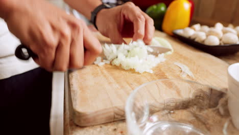 cocinar, cortar cebollas y las manos del chef haciendo