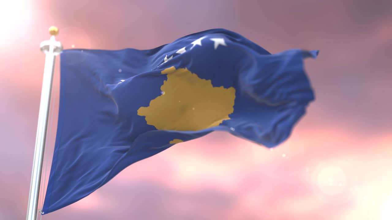 la bandera de kosovo ondeando en el viento al atardecer en un bucle lento