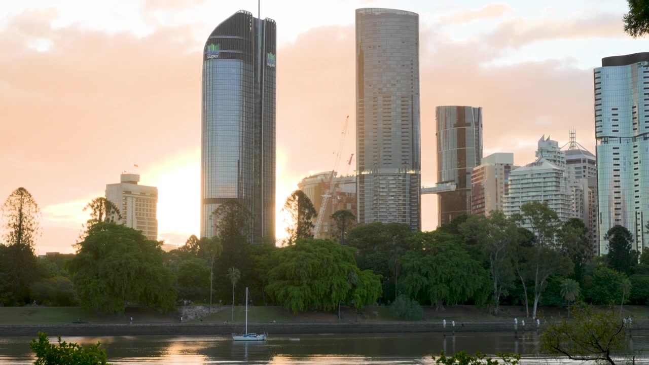 Vista do CBD de Brisbane, do Rio e dos Jardins Botânicos ao Pôr do Sol, de Kangaroo Point, Queensland, Austrália
