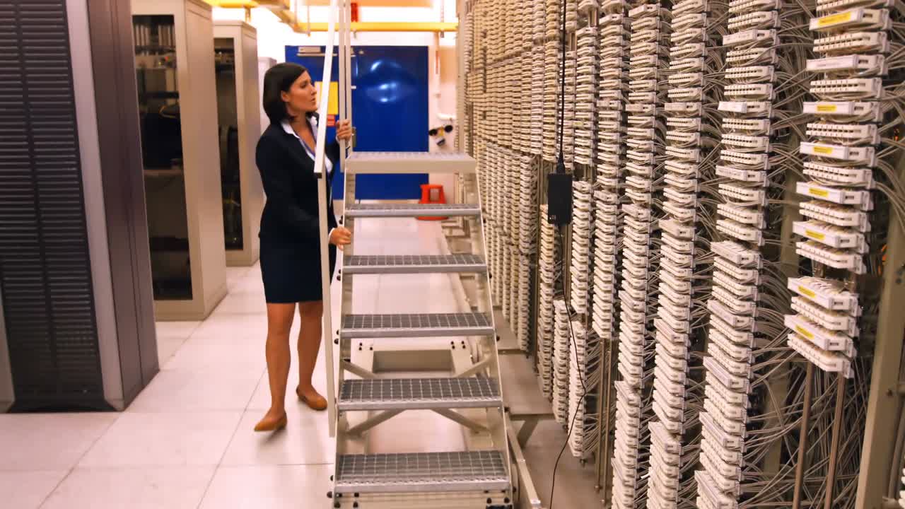 técnico que empuja una escalera rodante