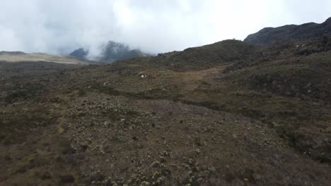 Vista-Aérea-De-Un-Campamento-En-La-Meseta-Del-Páramo-Del-Sol-En-Los-Andes-Del-Norte-De-Colombia.