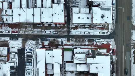 Vista-De-Arriba-Hacia-Abajo-De-La-Calle-De-La-Ciudad-Americana-Después-De-La-Tormenta-De-Nieve-En-El-Noreste-De-EE.UU.