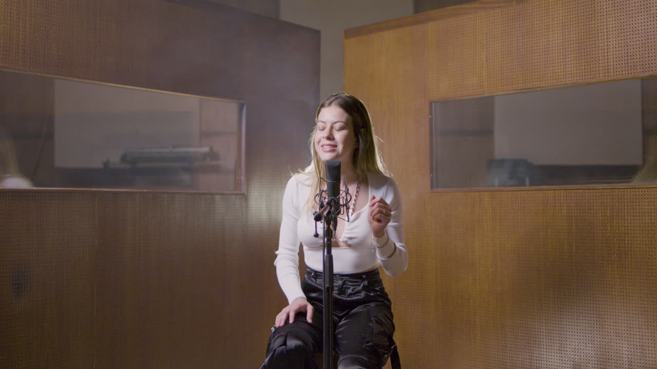 음악 스튜디오에서 일하는 아름다운 여성 가수