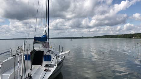 tiempo soleado en un lago de agua dulce. en las olas botes de roca y yates. en el cielo azul nubes exuberantes.