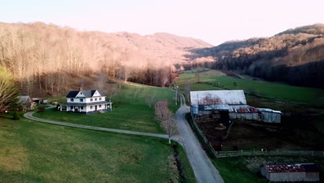 Bauernhof-In-Den-Bergen-Ziehen-In-4k-Aus