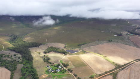 Vista-De-Un-Pueblo-Remoto-En-Las-Montañas-Aérea-De-Sudáfrica