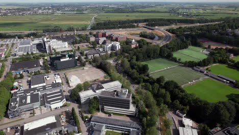 Elevándose-Por-Encima-Del-Edificio-Groningenweg-8-En-El-Centro-De-Gouda,-Países-Bajos