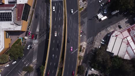 Vista-De-Arriba-Hacia-Abajo-Del-Tráfico-En-Un-Paso-Alto-En-La-Ciudad-De-México