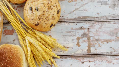 Verschiedene-Brotsorten-Mit-Weizenkörnern