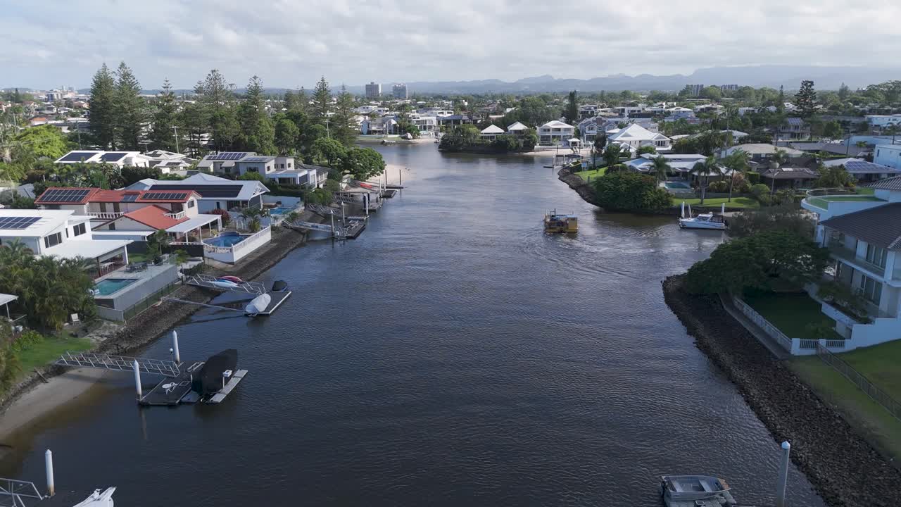 casas de lujo frente al mar y vistas al canal