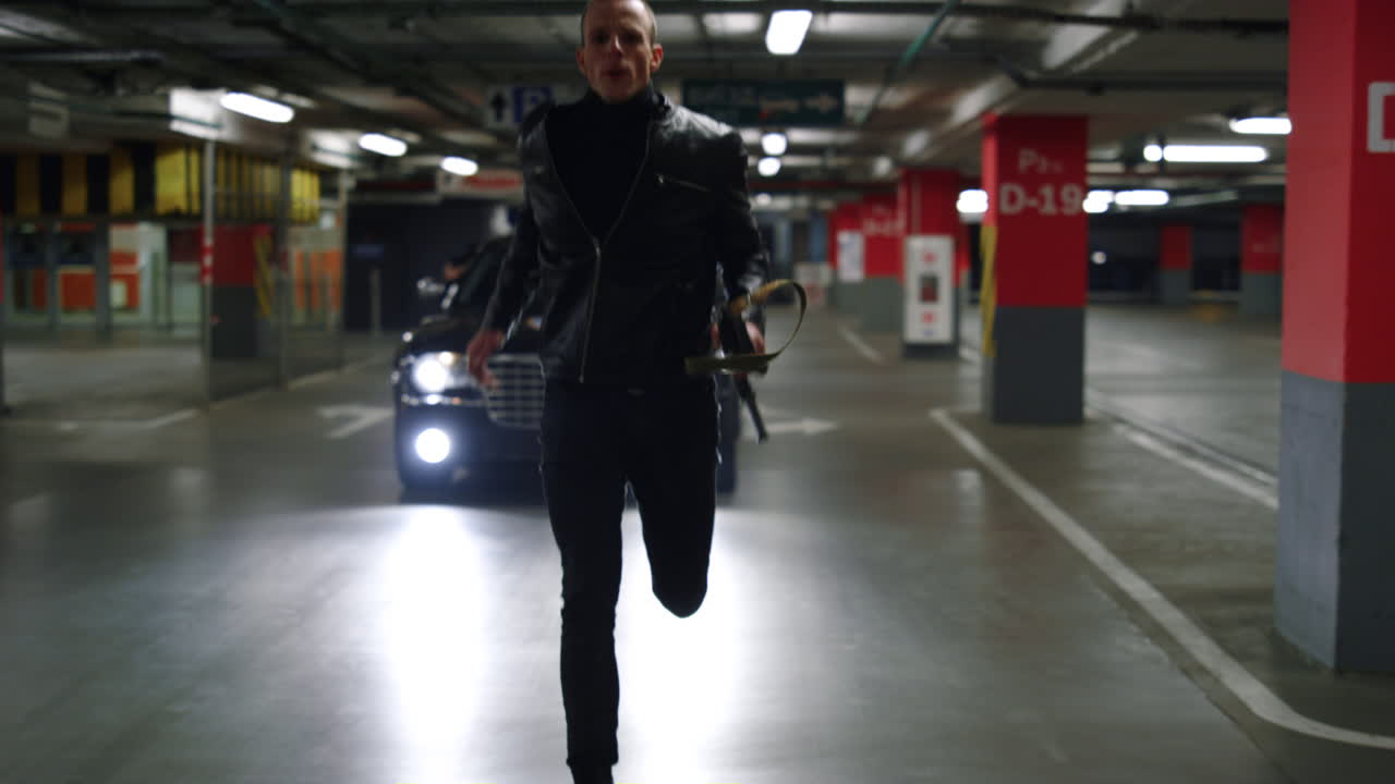 경비차에 탑승한 경찰들이 남자를 따라다니고 있습니다.