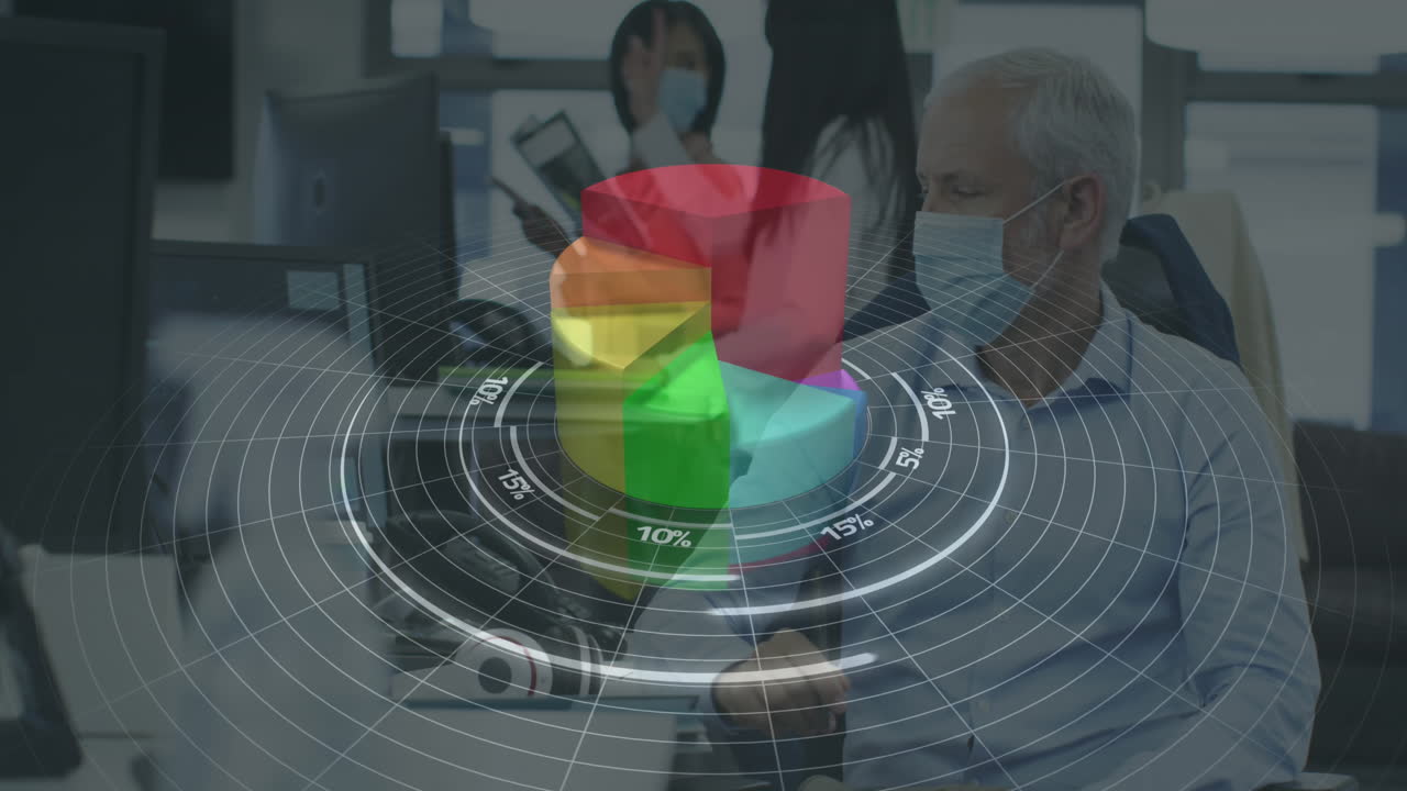 el procesamiento de datos apunta al hombre mayor en máscara para el estudio de tecnología de negocios globales.