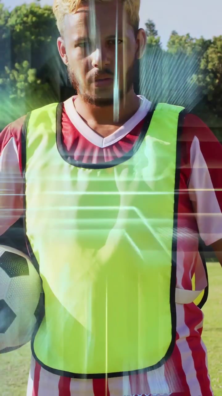 Video verticale: Calciatore che tiene il pallone mentre la telecamera si alza, HUD che mostra le metriche di allenamento.