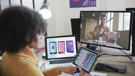 mujer de negocios afroamericana en videollamada con un colega afroamericano en la pantalla