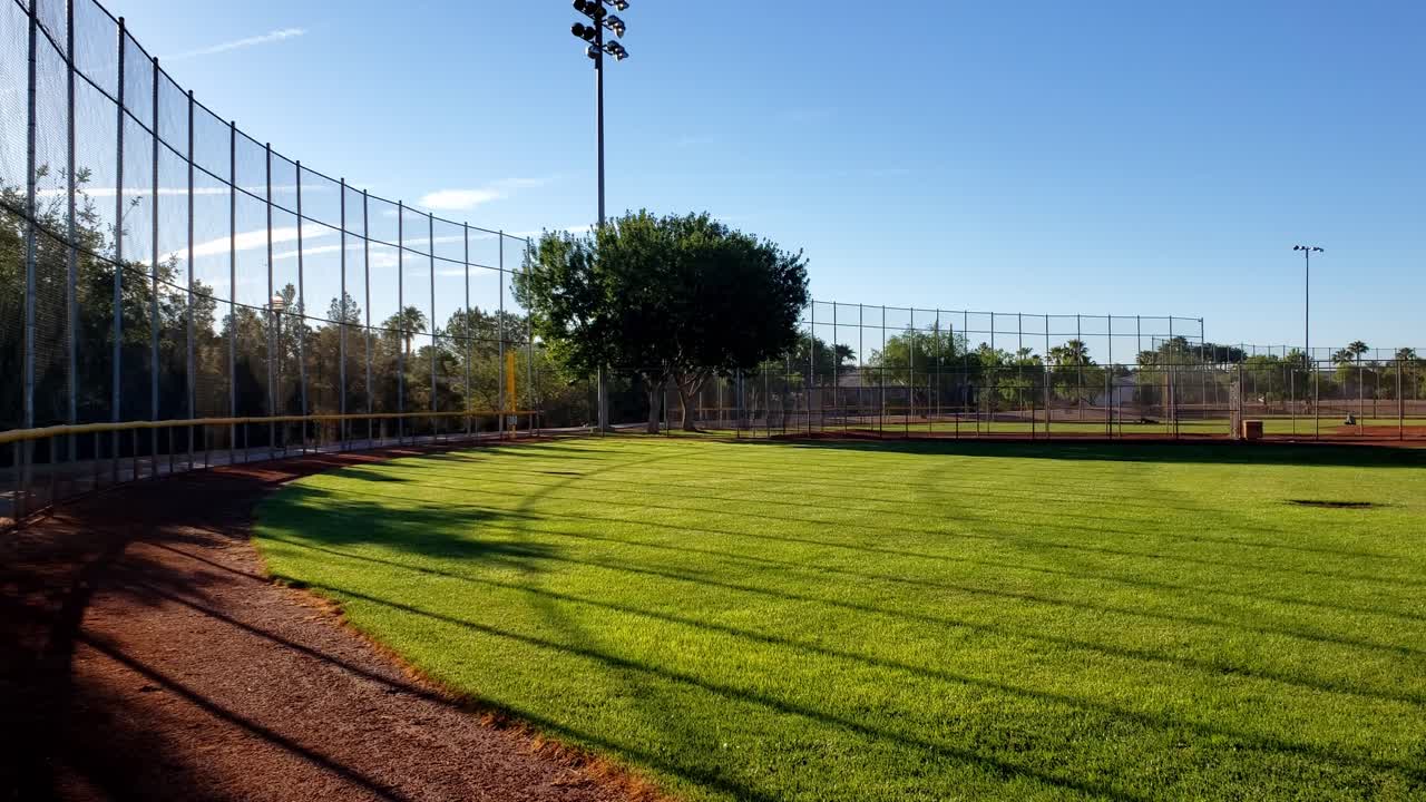 Campo da baseball e panorama del parco sotto cieli blu