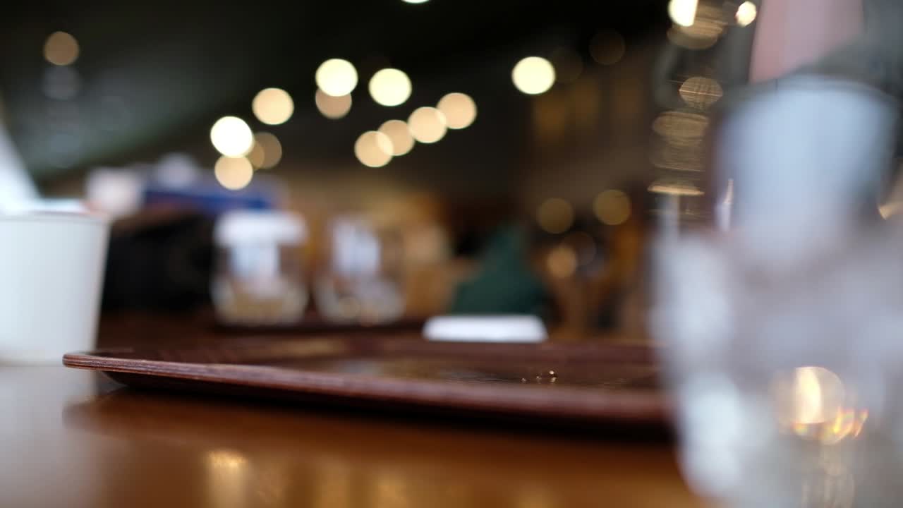 일본 위스키 공장에서 위스키 시음