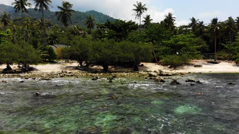 Fliegen-Sie-Mit-Der-Drohne-Zum-Ufer-Des-Haad-Tien-Beach-In-Der-Shark-Bay,-Koh-Tao,-Thailand