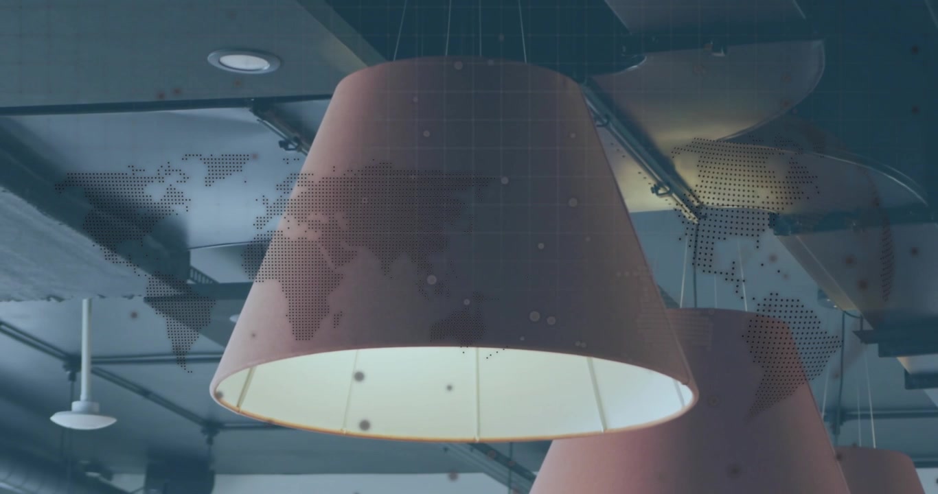 Animation d'une carte et d'un globe au-dessus de lampes suspendues illuminées et du plafond d'un bureau