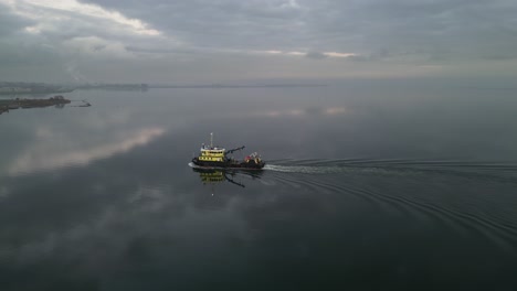 Ein-Schiff,-Das-In-Seinen-Hafen-Zurückkehrt